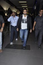 Raj Kundra snapped at the airport in Mumbai on 5th Jan 2014